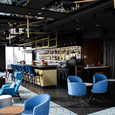 Courtyard By Marriott Center Hotel