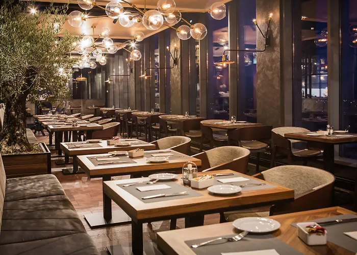 Courtyard By Marriott Center Hotel